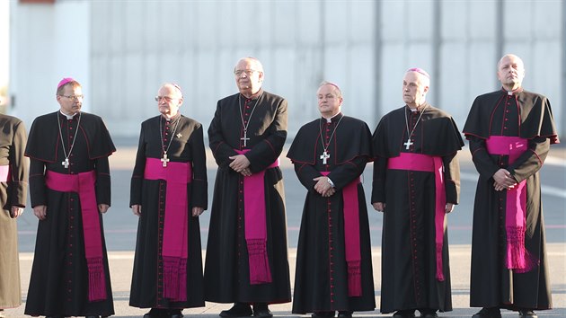 Ceremoniálu po převozu ostatků kardinála Berana do Prahy se zúčastnili i představitelé církve. (20. dubna 2018)