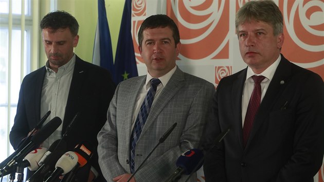 Místopředseda ČSSD Jiří Zimola, předseda Jan Hamáček a místopředseda Roman Onderka po hlasování předsednictva strany o dalším jednání o vládě s hnutím ANO. (20. dubna 2018)