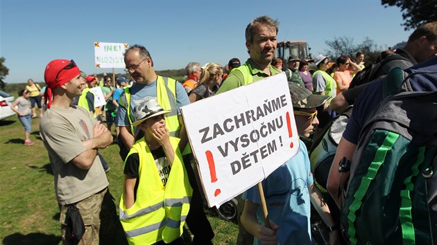 Proti hlubinnému úložišti radioaktivního odpadu i proti postupu SÚRAO přišlo a přijelo do lokality Na Skalním u Jaroměřic nad Rokytnou na Třebíčsku protestovat několik stovek lidí (21. dubna 2018).