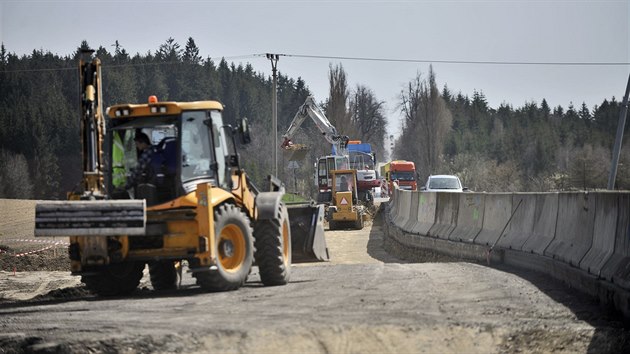 idii mus potat s dopravnm omezenm napklad na kasrensk kiovatce - na silnici z Jihlavy do Znojma a Vdn. Polovina kiovatky momentln prakticky neexistuje, jet tudy na Teb nen mon.