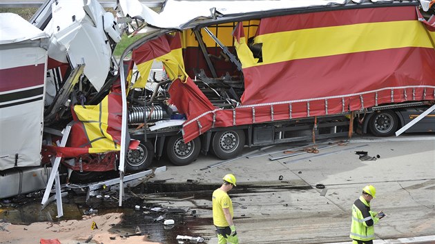 Nehoda tří kamionů, která v pondělí uzavřela na 121. kilometru dálnici D1 ve směru na Prahu.