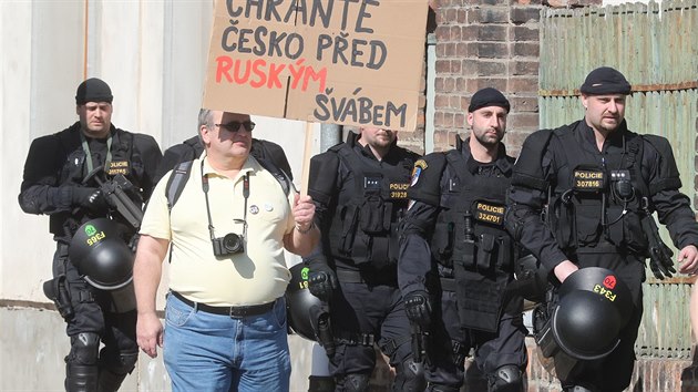 Demonstrace proti nvtv prezidenta Miloe Zemana na sjezdu KSM v Nymburku (21.4.2018)