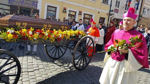 Procesí s ostatky kardinála Josefa Berana na cestě z Arcibiskupského paláce na Hradčanském náměstí do katedrály sv. Víta na Pražském hradě. (21.4.2018)