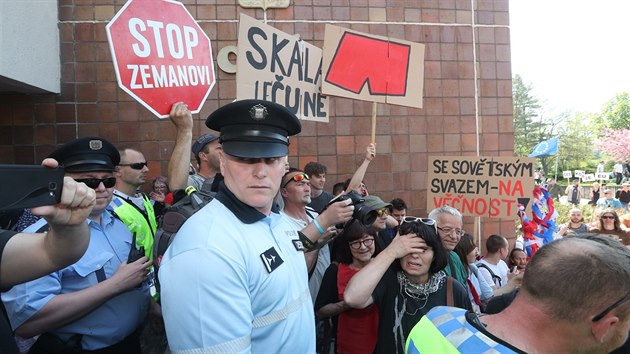 Stovky lidí protestovaly v Nymburku proti KSM a prezidentu Miloi Zemanovi....