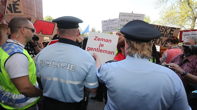 Stovky lidí protestovaly v Nymburku proti KSČM a prezidentu Miloši Zemanovi. Několik účastníků se pokusilo proniknout do Obecního domu, kde se koná sjezd KSČM. Policisté jim v tom zabránili. (21.4.2018)