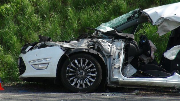 Pi hromadn nehod se u Msteka na Beneovsku tce zranily dv osoby, kter pevezl vrtulnk do nemocnice (25.4.2018)