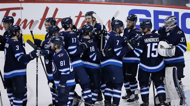 Hokejisté Winnipegu oslavují postup z prvního kola play off NHL.