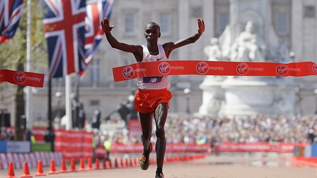 Eliud Kipchoge pi svm tetm triumfu v Londnskm maratonu.