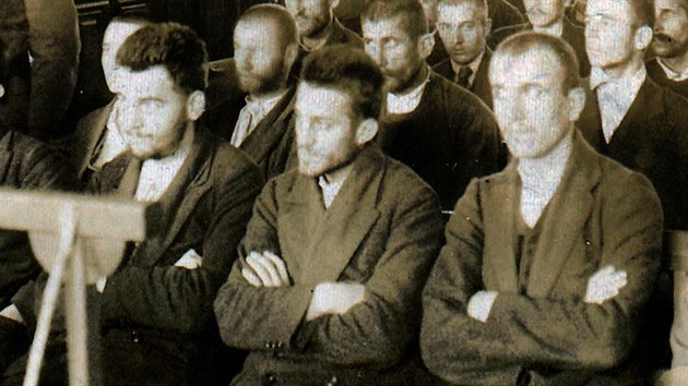 Gavrilo Princip (první zprava) spolu s dalšími obviněnými před soudem, který mu jako mladistvému vyměřil 20 let.