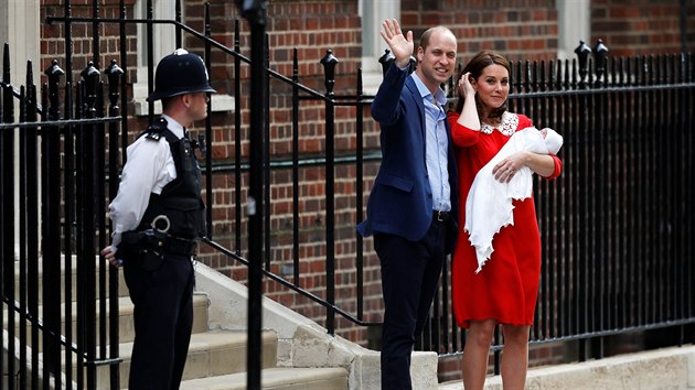 Princ William a vévodkyně Kate opouští porodnici se synem Louisem (Londýn, 23. dubna 2018).