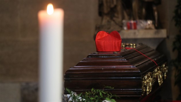 V katedrále sv. Víta ukládali rakev s ostatky kardinála Josefa Berana do nově zřízeného sarkofágu. (23. dubna 2018)