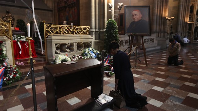 V katedrle sv. Vta ukldali rakev s ostatky kardinla Josefa Berana do nov zzenho sarkofgu. (23. dubna 2018)