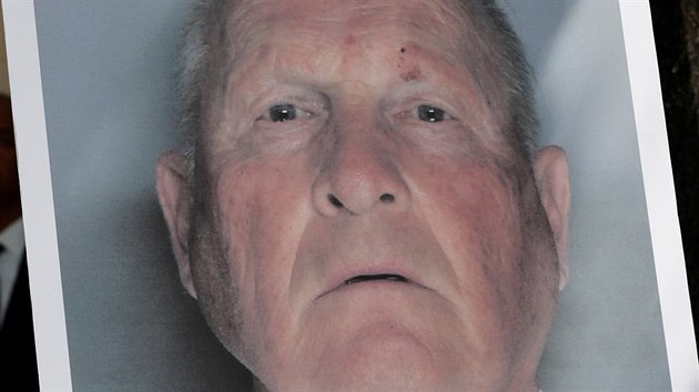 Fotografie Josepha DeAngela, sériového vraha ze 70. a 80. let, kterého policie zadržela v Sacramentu v Kalifornii. (25. dubna 2018)