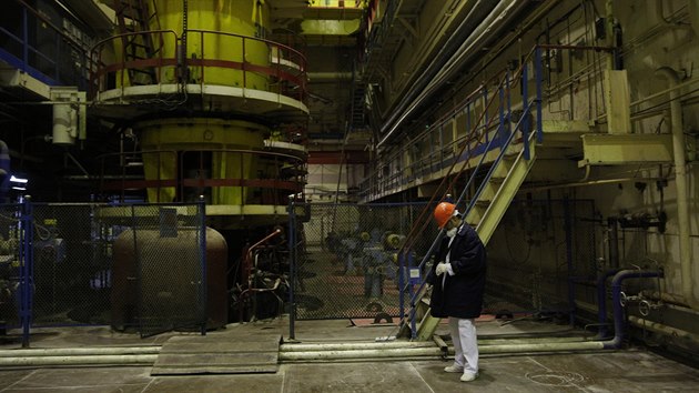 Pracovník měří úroveň radiace ve třetím bloku Černobylské jaderné elektrárny. (20. dubna 2018)