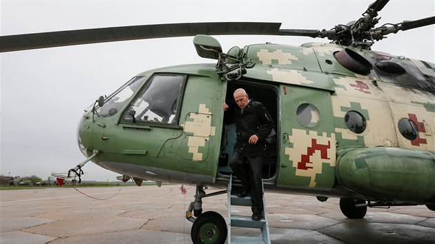 86letý ukrajinský pilot Mykola Volkozub vystupuje z helikoptéry Mil Mi-8, stejného modelu, se kterým po katastrofě Černobylu v roce 1986 podnikl přelet a měření nad vybuchlým reaktorem. (24. dubna 2018)
