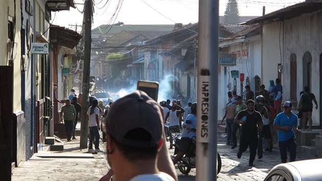Student Ondej Dostl zachytil v nikaragujskm Lenu stety demonstrant s polici.