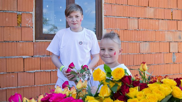 Matěj (vlevo) dárcům krve rozdával květiny (27.4.2018).