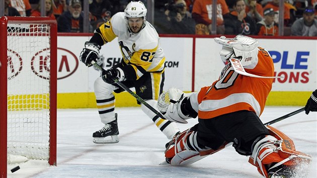 Sidney Crosby z Pittbsurghu p�ekon�v� brank��e Michala Neuvirtha z Philadelphie.