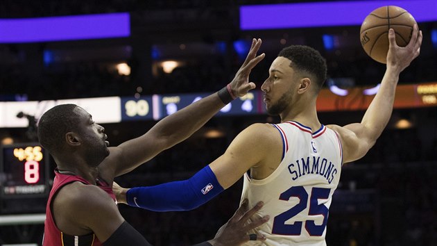 Ben Simmons (vpravo) z Philadelphie se chyst pihrt pes brncho Dwyana Wadea z Miami.