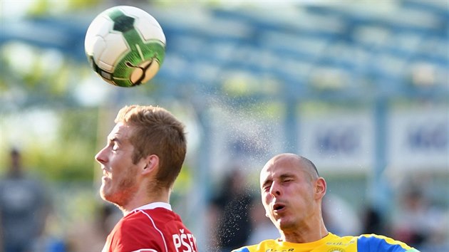 Olomouck� Jakub Pl�ek (vlevo) odhlavi�kov�v� m�� p�ed Tom�em Ku�erou z Teplic.