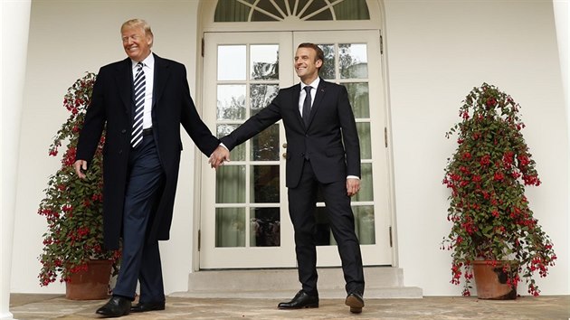 Americký prezident Donald Trump se vede za ruku se svým francouzským protějškem Emmanuelem Macronem. (24. dubna 2018)