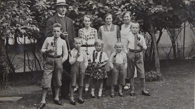 Jan Škoda (druhý zprava) v létě na prázdninách u strýce, faráře v Brodku u Konice