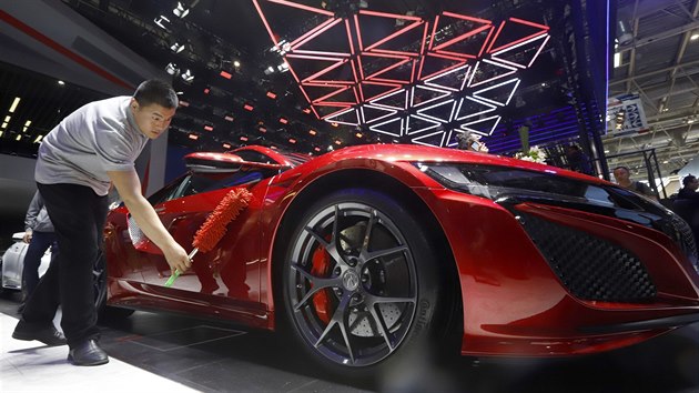 Jeden z pracovníků autosalonu oprašuje vůz Acura NSX těsně před zahájením letošního Auto China v Pekingu