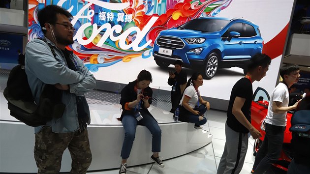 První návštěvníci autosalonu Auto China v Pekingu u stánku automobilky Ford