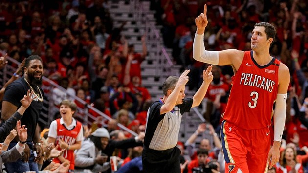 Nikola Miroti� z New Orleans oslavuje svou trefu proti Portlandu.