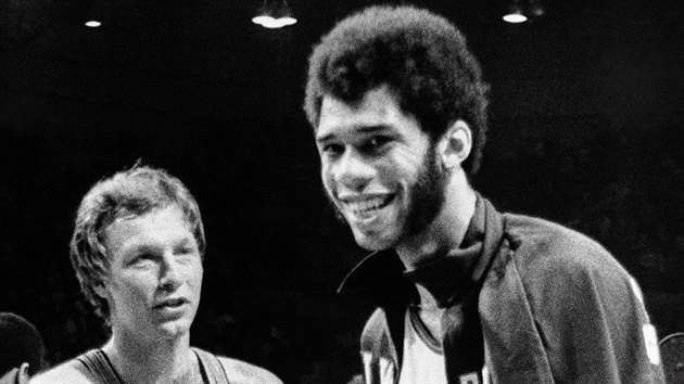 Rok 1971: Kareem Abdul-Jabbar (vpravo) prv s tmem Milwaukee ovldl NBA, blahopeje mu Jack Marin z Baltimoru.