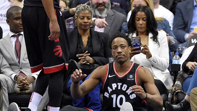 DeMar DeRozan z Toronta se bhem zpasu ve Washingtonu odporouel k prvn ad.