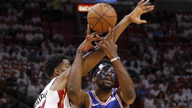 Joel Embiid (vpravo) z Philadelphie se stetl s Hassanem Whitesidem z Miami.