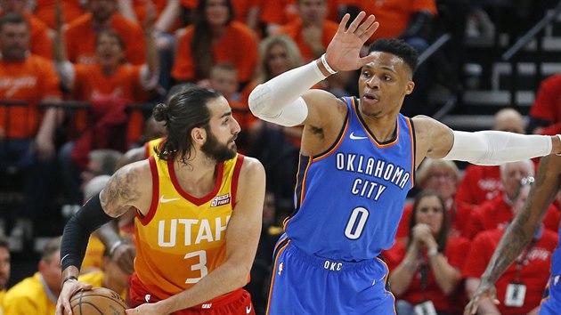 Russell Westbrook (vpravo) z Oklahoma City brn Rickyho Rubia z Utahu.