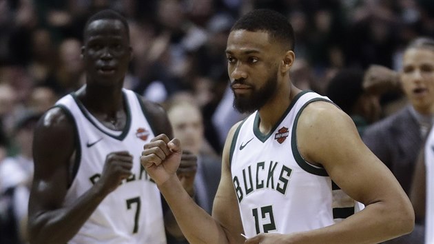 Jabari Parker (vpravo) a Thon Maker z Milwaukee oslavuj.