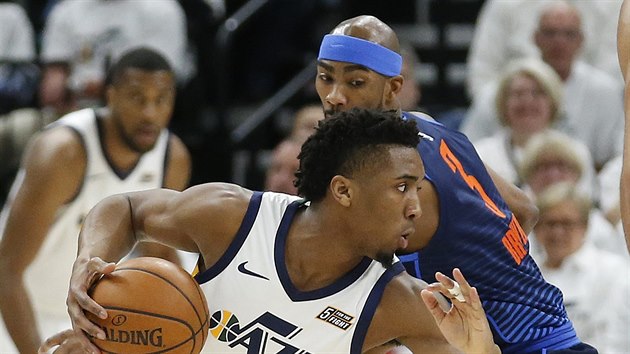 Donovan Mitchell (vlevo) z Utahu obchz Coreyho Brewera z Oklahoma City.