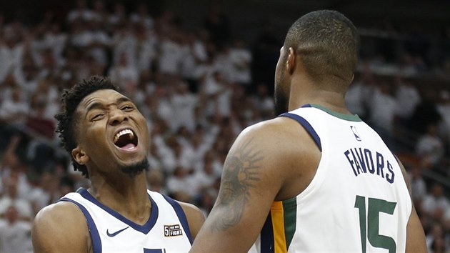 Donovan Mitchell (vlevo) a Derrick Favrors z Utahu oslavuj.