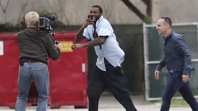 Rapper Meek Mill (světlá košile) si natáčí své propuštění z věznice.
