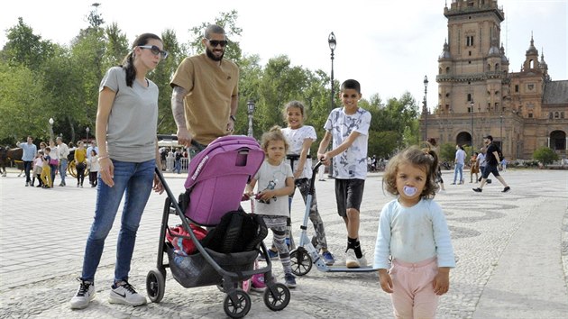 Blake Schilb ze panlsk Sevilly s rodinou na tamnm nmst Plaza de Espaa. Na snmku jsou i manelka Barbora, syn Jadin a dcery Imani, Isabelle a Jocelynn.