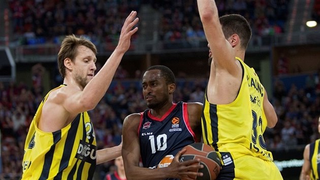 Jan Vesel (vlevo) a Nikola Kalini z Fenerbahce se sna zastavit Rodrigueho Beauboise z Baskonie.