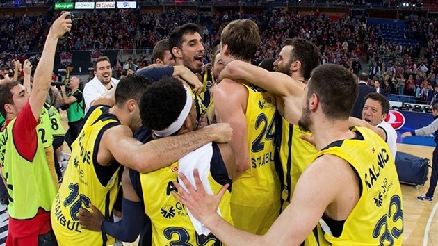 Basketbalist Fenerbahce oslavuj postup na euroligov Final Four. S slem 24 Jan Vesel.