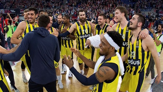 Basketbalist Fenerbahce oslavuj postup na euroligov Final Four. S slem 24 Jan Vesel.