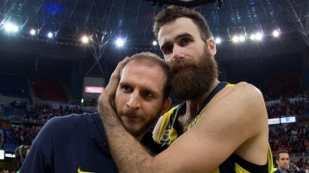 Sinan Gler (vlevo) a Gigi Datomese raduj z postupu Fenerbahce na euroligov Final Four.