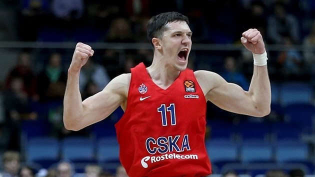 Semjon Antonov z CSKA oslavuje svou trefu.