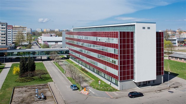 Farmaceutick fakulta Univerzity Karlovy v Hradci Krlov od architekta Karla Schmieda.