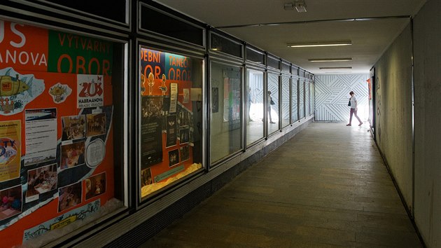 Podchod v centru Hradce Krlov od architekta Karla Schmieda.