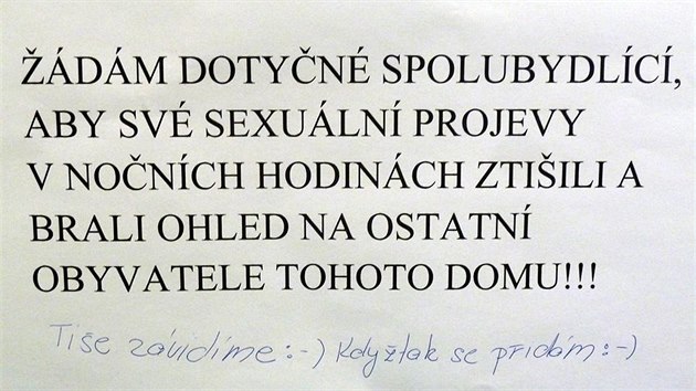 Přísný vzkaz, který se objevil na nástěnce v panelovém domě v pražských Hodkovičkách, nebrali všichni obyvatelé jen jako výzvu ke zklidnění.