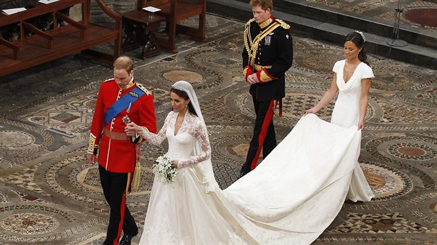Ženich princ William, nevěsta Kate Middletonová, princ Harry a Pippa Middletonová na královské svatbě  (Londýn, 29. dubna 2011)