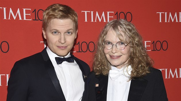 Ronan Farrow a Mia Farrowov na Time 100 Gala (New York, 24. dubna 2018)