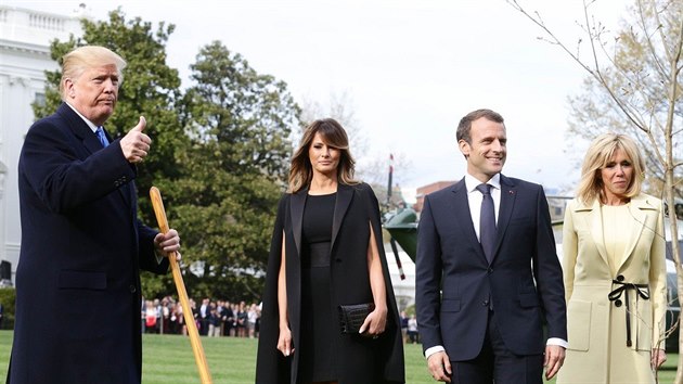 Donald Trump s manelkou Melani a svm francouzskm protjkem Emmanuelem Macronem s chot Brigitte pi szen stromu (Washington, 23. dubna 2018)