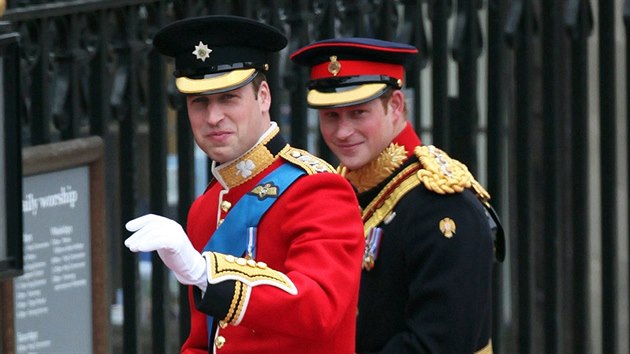 enich princ William a jeho svdek princ Harry (Londn, 29. dubna 2011)